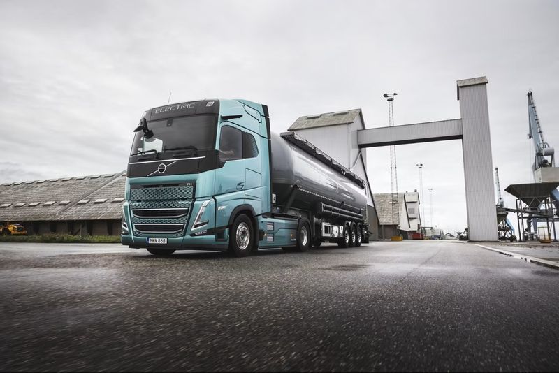 In China, hybrid cars and electric trucks will no longer be exempt from vehicle taxes starting in 2027.(Image: Volvo Trucks)