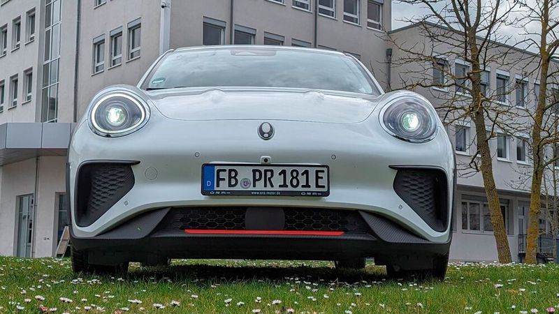 4. Die Fahrerassistenzsysteme: Offensichtlich nehmen es die chinesischen Entwickler mit der Sicherheit besonders genau, oder sie wollen zeigen, wie viele Sensoren und Fahrerassistenzsysteme sie eingebaut haben. Auch der Ora unterhält seine Besatzung mit einem wahren Konzert an Warn- und Hinweistönen, die sich aber nicht in jedem Fall einer konkreten Fehlhandlung zuordnen lassen. Es gibt auch keine optische Warnung im Zentraldisplay, die dem Fahrer erklärt, warum es jetzt gerade wieder piept oder blinkt. So sorgt man nicht für Vertrauen in die Fahrerassistenz, sondern nervt nur den Fahrer und bringt ihn dazu, die Warnsysteme schnell abzuschalten. Wobei – schnell ist relativ. Beim Ora sind teils lange Wege durch die Untermenüs zurückzulegen, bis man die entsprechenden Schaltflächen findet. (Bild: Rosenow – VCG)