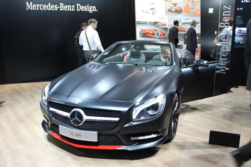 For motoring enthusiasts: The SL 500's V8 accelerates from 0-100 kmph in 4.6 s (335 kW). (Source: Schulz)