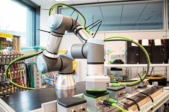 Die NearFi-Koppler müssen nicht exakt zentriert werden, sie können sich mit einem Versatz oder einem tangentialen Winkel gegenüberstehen(Bild:  Phoenix Contact)