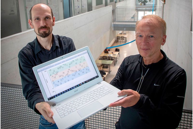 Die beiden TU Graz-Informatiker Robert Legenstein und Wolfgang Maass (v.l.) arbeiten an energieeffizienten AI-Systemen und lassen sich dabei von der Funktionsweise des menschlichen Gehirns inspirieren.(Bild:  © Lunghammer - TU Graz)