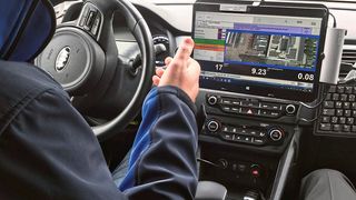 Auch wenn viel Testarbeit mittels Simulation erledigt wird, müssen automatisierte Fahrfunktionen abschließend auf der Teststrecke validiert werden – hier beim TÜV Süd. (Bild: Rosenow/»kfz-betrieb«)