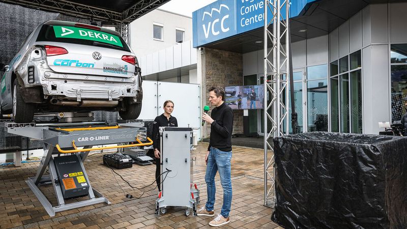 Elektronische Karosserievermessung zum Ersten: Ina und Richard Wolfrum zeigten das Spanesi-Vermessungssystem Touch. (Bild: Stefan Bausewein)