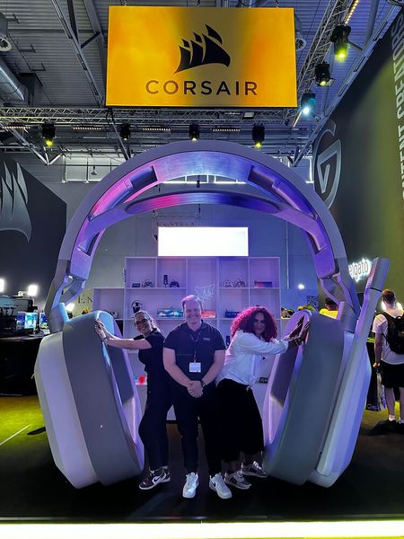 Für Charly Engelhardt schieben Leonida Reci (Littlebit) und Besa (IT-BUSINESS) alles zur Seite. (Bild: Vogel IT-Medien GmbH)