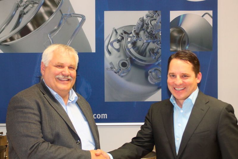 Bernhard Taube übergibt an Cornelius Mauch. (Bild: Bolz Intec)