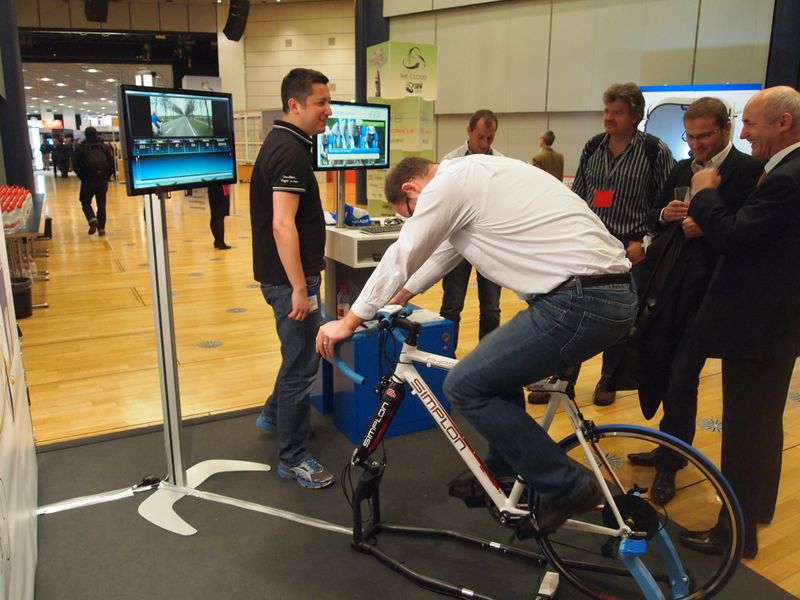 Auch auf der SNW bot NetApp den Teilnehmern die Chance mal auf einem Radrennstand die eigene Leistungsfähigkeit in einem Zeitfahren über 400 Meter Distanz zu überprüfen. (Rainer Graefen)
