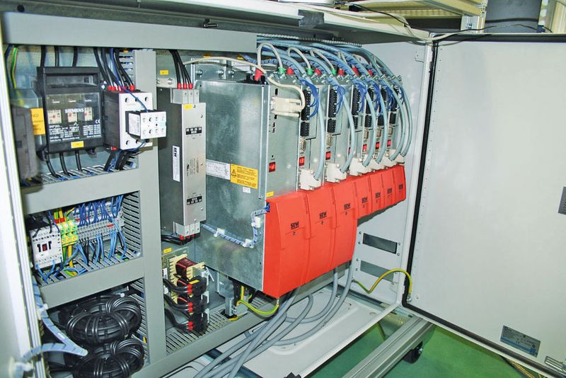 Zwei Servoverstärkersysteme Moviaxis versorgen die Linearachse zur Bewegung des Torwarts sowie die Ballschussmaschine mit Energie.  (Bild: SEW-Eurodrive)