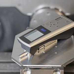 Das Handysurf bei der fertigungsbegleitenden Oberflächenmessung in einer CNC-Fräsmaschine. (Bild: Accretech)