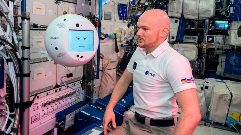 Der Vorgänger Cimon 1 arbeitete 90 Minuten lang erfolgreich mit dem deutschen Astronauten Alexander Gerst auf der ISS zusammen.  (DLR)