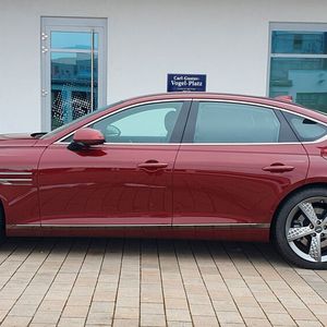 Die Abmessungen: Die Genesis-Limousine wirkt durch ihre elegante Linienführung länger, als sie tatsächlich ist. Mit knapp unter fünf Metern Länge reiht sie sich im Bereich der Luxuslimousinen zwischen den Modellen der oberen Mittelklasse und der Oberklasse ein. (Bild:  Mauritz – »kfz-betrieb«)