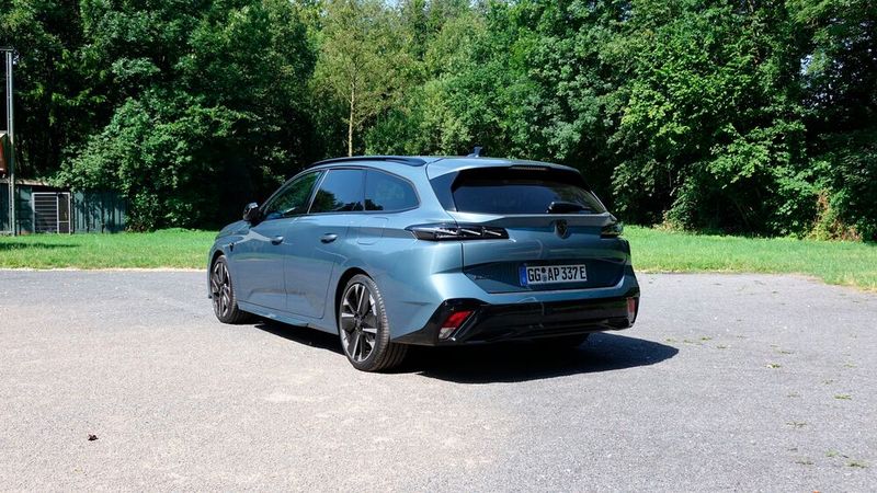 10. Der Preis: Der Peugeot ist auf den ersten Blick ziemlich hoch eingepreist. Eine günstige Einstiegsvariante fehlt nämlich – los geht es mit der Limousine mit Hybridantrieb erst bei 34.130 Euro, der Kombi kostet mindestens 35.340 Euro. Dafür gibt es immerhin schon 107 kW/145 PS Leistung und ein Automatikgetriebe.  Unser Testwagen, ein Kombi mit PHEV, kostete schon 46.325 Euro ohne Sonderausstattung. Neben den genannten Antrieben gibt es noch einen Dieselmotor sowie eine batterieelektrische Variante. (Bild: Rosenow – VCG)