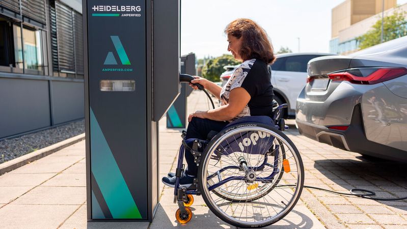 Heidelberg-Tochter Amperfied bringt eine Ladesäule auf den Markt, die Rücksicht auf die Belange von Rollstuhlfahrern nimmt.(Bild:  Heidelberg)