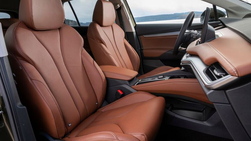  Beheizbare Vordersitze und das wärmende Lenkrad müssen fortan nicht mehr extra bezahlt werden. (Bild: Škoda)