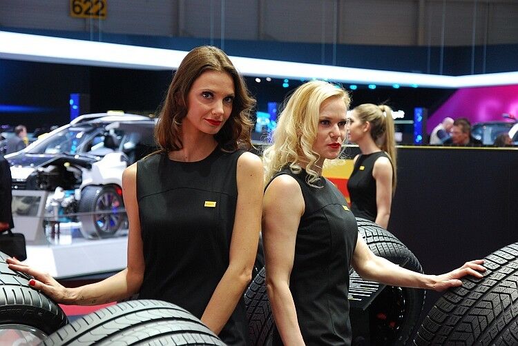 Pirelli setzt wie üblich nicht nur auf Reifen, sondern auch auf weibliche Reize. (Foto: Rosenow)