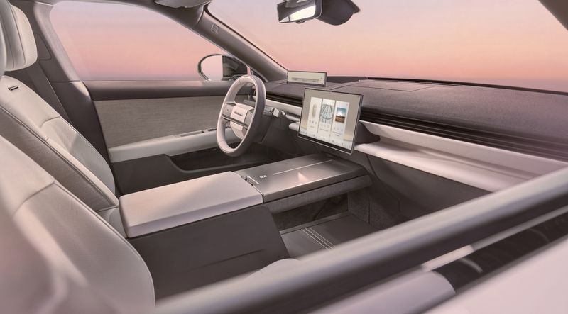 Inside, the Range Rover GT is designed in a modern and minimalist way. (Source: Land Rover)