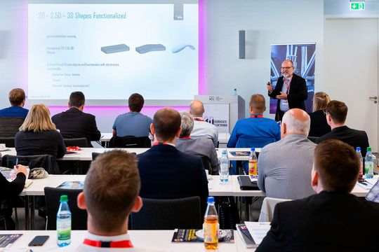 Das 2. Praxisforum 3D-gedruckte Elektronik fand am 26. September 2018 im Vogel Convention Center in Würzburg statt. Das 2. Praxisforum 3D-gedruckte Elektronik fand am 26. September 2018 im Vogel Convention Center in Würzburg statt.