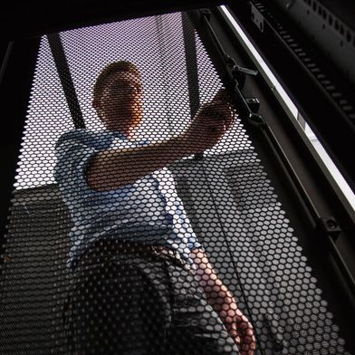 Jede Gefahr für IT-Sicherheit geht von menschlichen Tätern aus. Sie aufzuhalten, bevor die eigentlichen digitalen Sicherheitsmaßnahmen greifen müssen, ist daher ganz und gar nicht optional.  (Bild: © zinkevych - stock.adobe.com)