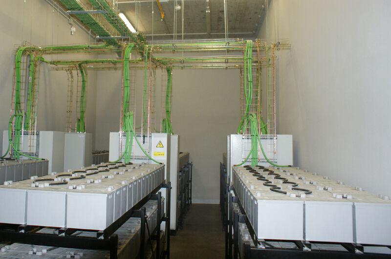 Hier sind die Batterien der USV-Anlage, abseits der Generatoren in jeweils eigenen Räumen.  (Ulrike Ostler)