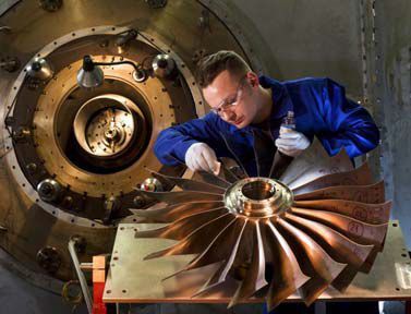 Die Zahl der offenen Ingenieursstellen stieg im Dezember 2011 auf 98 300.  (Bild: Thomas Ernsting/LAIF)