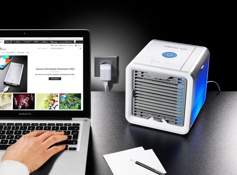 Es ist wieder mal heiß und stickig im Büro? Da kann das vielleicht kleinste Verdunstungs-Klima-Gerät der Welt für Abhilfe sorgen. Der Personal Air-Cooler kühlt, befeuchtet und reinigt die Luft. Bei www.proidee.de kostet die kleine Klimaanlage 49,95 Euro.  (Pro-Idee GmbH & Co KG)