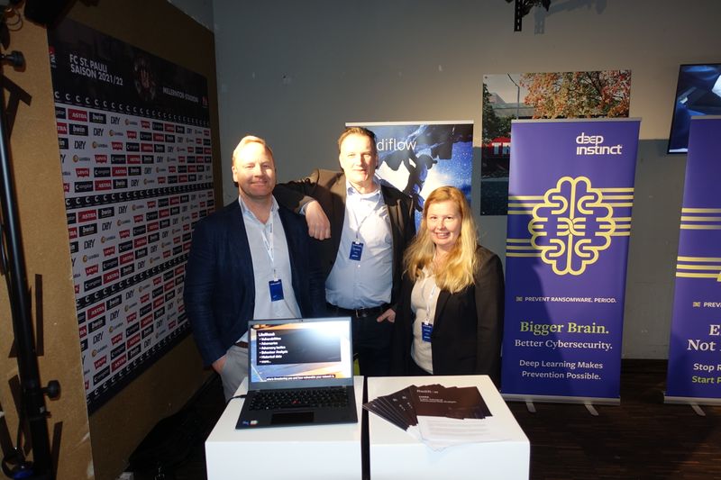 Sonniges Gemüt haben Katrin Rabe, Jan Hadewig und Jesper Nilsson, (v. r., Radiflow)   (Bild: IT-BUSINESS)