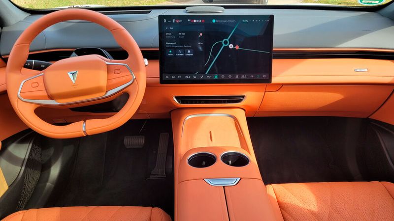 Innen ist es recht gemütlich – auch wenn diese Farbe sicherlich Geschmackssache ist. Es stehen jedoch drei unterschiedliche Innenraumvarianten zur Auswahl. (Bild: Wehner - VCG)