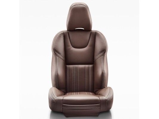 Im exklusiven Interieur dominiert haselnussbraunes Leder mit kontrastierenden Nähten an Sitzen, Lenkrad, Instrumententräger und Türverkleidung. Chromapplikationen und ein helles Farbthema über der Gürtellinie unterstreichen den luxuriösen Eindruck. (Bild: Volvo)