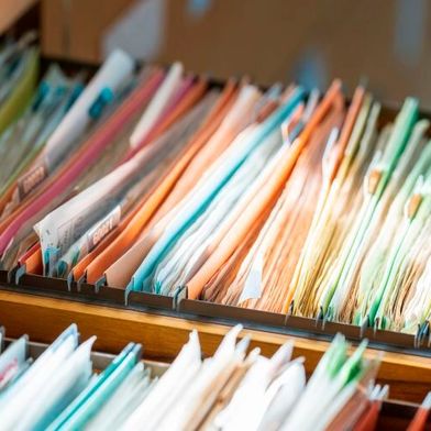 Werden analoge Archive digitalisiert, steigen die Anforderungen an Speicherinfrastruktur, Datenhaltung und Verfügbarkeit im Rechenzentrum. (Bild: © mnirat - stock.adobe.com)