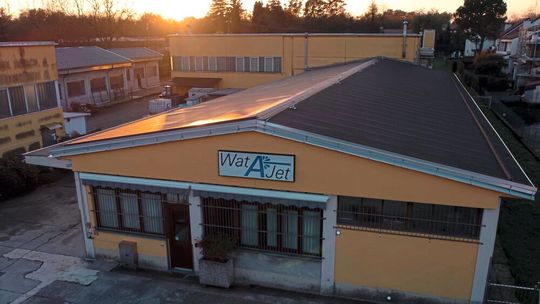 Watajet nutze Mikro-Wasserstrahlen mit sehr kleinem Durchmesser, um auch harte oder empfindliche Materialien präzise zu schneiden.(Bild:  Mitutoyo)