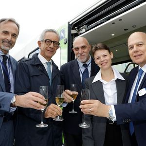 V. l. n. r.: Carlo Poledrini, Zentraldirektor von ARST; Salvatore Fiore, Generaldirektor von FCE; Aristide Vercillo Martino, Geschäftsführer von FdC; Alessandra Silvestri, Kommunikationsspezialistin Stadler (Moderatorin); Maurizio Oberti, Verkaufsleiter Italien bei Stadler.(Bild:  Stadler Rail AG)