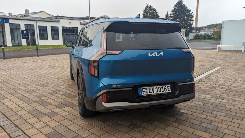 Treffsicher hat es der Hersteller geschafft, seinem Flaggschiff ein individuelles und vor allem unverwechselbares Design zu verpassen. Zwar wirkt der EV 9 durchaus beeindruckend auf andere Verkehrsteilnehmer. Ihm geht aber eine Plumpheit wie manch deutschem Groß-SUV völlig ab – zum Glück. Und auch die technischen Eigenschaften wie eine 800-Volt-Technik samt beeindruckender Ladeleistung machen den Koreaner zum ernsthaften Konkurrenten für Audi Q8 E-tron, Mercedes EQS SUV und Co. Zudem kommt er serienmäßig auch noch als vollwertiger Siebensitzer mit praktischem Innenraum sowie hoher Anhängerzuglast daher.  (Bild: Dominsky – VCG)