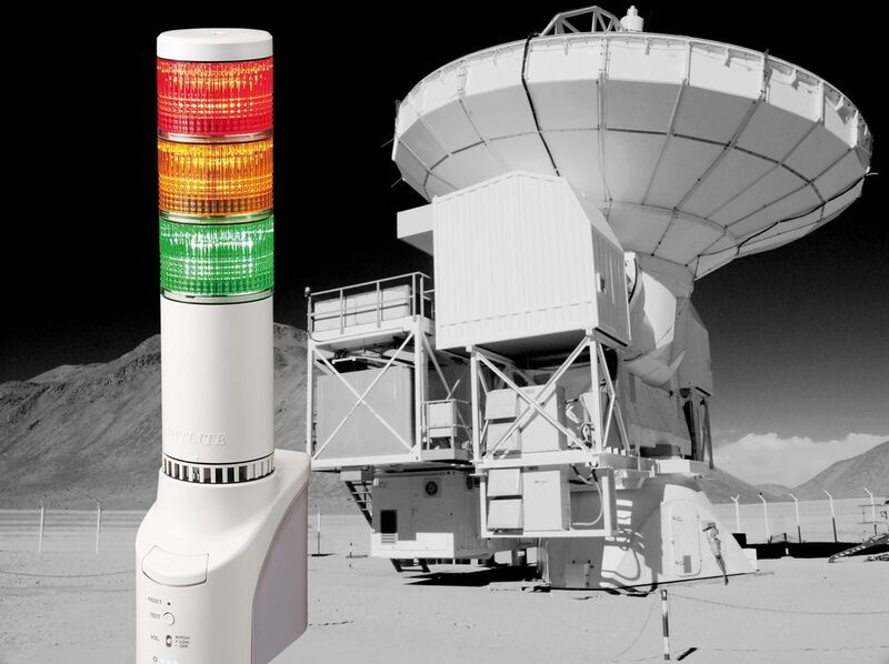 Integriert in das Teleskop-Netzwerk kontrolliert der NHL-Signalturm die korrekte Ausrichtung des APEX-Teleskops (APEX/Max-Planck-Institut für Radioastronomie / Carlos Duran; Montage: K+P)