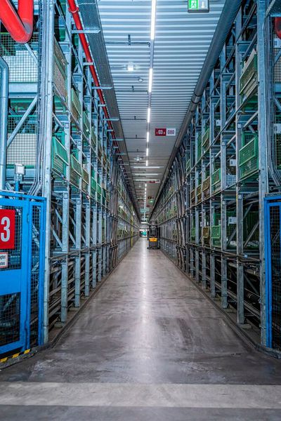 Wenn nackte Zahlen auf dem Papier plötzlich sichtbar werden: Das Lager in Germersheim bietet rund 1.600.000 m² Lagerfläche und rund 1,3 Millionen Lagerorte. Das alles auf einer Fläche von rund 760.000 m².  (Bild: Mercedes-Benz Heritage GmbH)