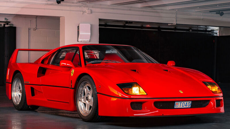 1989er F40 / 1. Hand / 13.284 km / Farbe: Rosso Corsa FER 300/9 / 1,3 bis 1,6 Mio. Euro. (Artcurial)