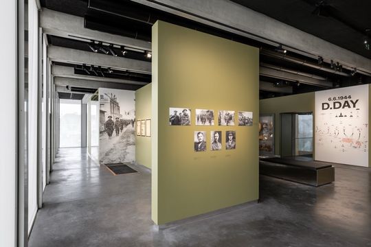 Die transparente Gebäudehülle lässt dank der schlanken Profilsysteme Tageslicht tief in die Ausstellungsbereiche eindringen. (Bild:  Antoine Cardi)