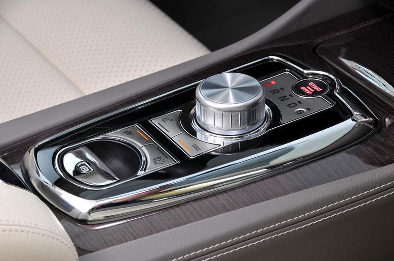 Der aus dem Jaguar XF bekannte Drive Selector ist jetzt auch im XK zu finden: Der Drehregler schmiegt sich beim Anschalten der Zündung in die Hand des Benutzers und bietet Platzvorteile gegenüber herkömmlichen Automatikwahlhebeln. (Archiv: Vogel Business Media)