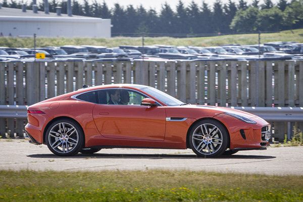 Ein Jaguar-XJ-Prototyp ist mit Sensoren ausgerüstet, die Herz- und Atemfrequenz des Fahrers erfassen. (Jaguar Land Rover)