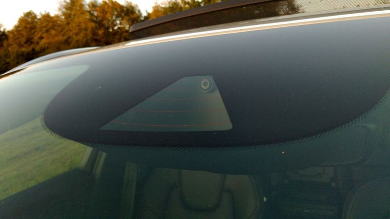 Die Kamera für die Assistenzsysteme liegt im Bereich den die Scheibenwischer erreichen und ist zusätzlich hinter Heizdrähten montiert. (Bild: Thomas Günnel/Automobil Industrie)