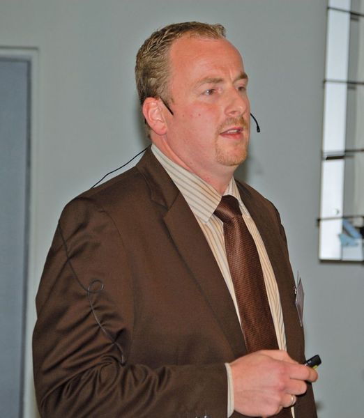 Gregor Thome, Project Manager Investitionen bei Deutz: „Wir haben uns für die Lasernavigation entschieden, weil die Änderungen komplett ohne Bodenarbeiten zulässt.“ Bild: Maienschein (Archiv: Vogel Business Media)