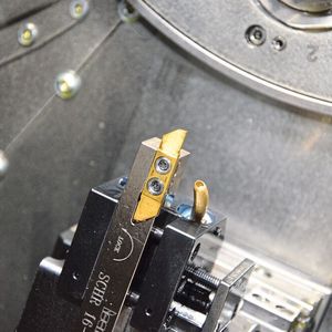 Prozesssicher: Dank stabiler Klemmung mit zwei Schrauben im quadratischen Schaft können die geschliffenen Schneideinsätze sehr tief einstechen und längsdrehen. 