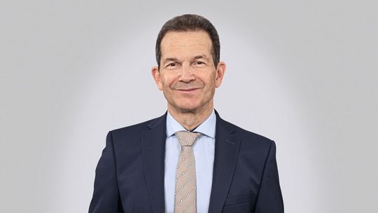 Bernd Hermeler ist CEO der Cemecon AG. Er studierte Maschinenbau an der RWTH Aachen – jener Universität, aus der das Unternehmen vor 40 Jahren als Spin-off hervorging. Hermeler verantwortet heute die globale Ausrichtung des Beschichtungsspezialisten, der mit Niederlassungen in Europa, den USA, China, Japan und Indien als technologischer Weltmarktführer in der Beschichtung von Zerspanwerkzeugen gilt.(Bild:  Cemecon AG)