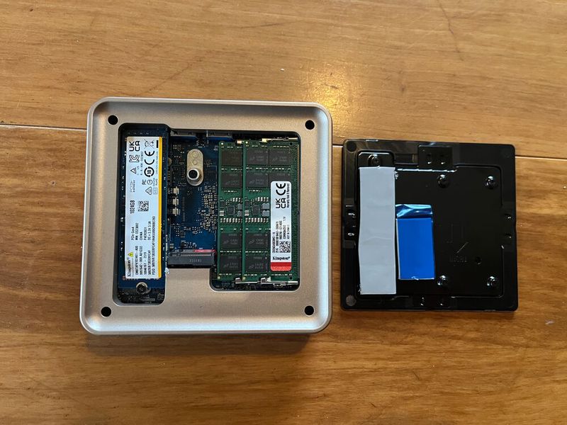 Der magnetisch befestigte Deckel gibt den Zugang zu den Steckplätzen für die DDR5-SO-DIMMs und die SSDs frei. Der kleine Barebone-Rechner fasst eine M.2-2280 und eine M.2-2242-SSD. Am Deckel sind Wärmeleitpads für die SSDs befestigt. (Bild: Vogel IT-Medien)