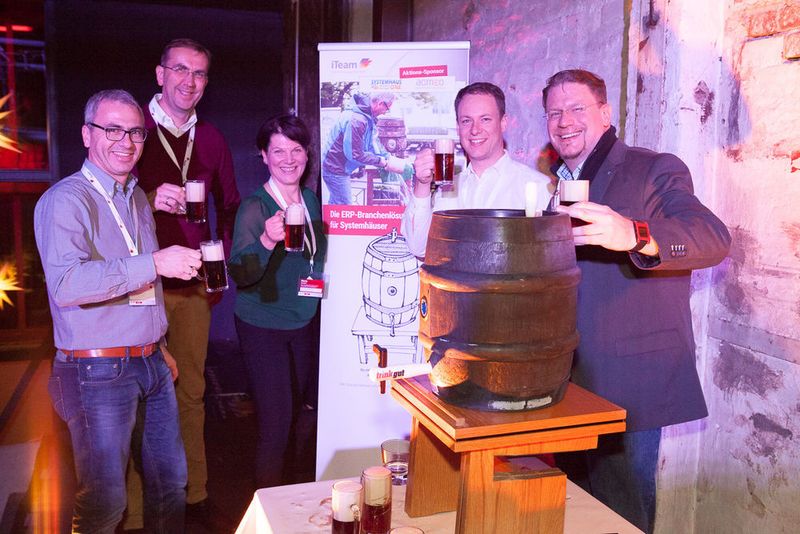 „Prost“ – auf eine gelungene Auftaktveranstaltung stoßen an (v. l.): Thomas Neumeier (Systemhaus One), Michael Hollmann (Hollmann IT), Maria Kornhoff (iTeam), Henning Meyer (MR SYSTEME) und Georg Schiedel (iTeam) (Astrid Piethan)