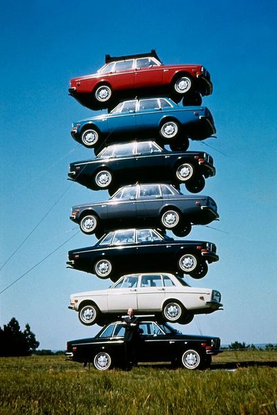 Die Rostvorsorge beim Volvo 140 war überdurchschnittlich gut. So war beispielsweise der Unterboden komplett mit einer Bitumenschicht versehen. Außerdem wurde die Karosserie nach dem Schweißen phosphatiert und gefährdete Bereiche zusätzlich galvanisch behandelt.Grundsätzlich gelten die 140er-Modelle – wie einige andere Volvo-Baureihen – als besonders robuste, langlebige Automodelle. Eine Sicherheitszelle aus 1,44 mm starkem Schwedenstahl sowie eine überrollsteife Dachkonstruktion mit einer Belastbarkeit bis zu zehn Tonnen sprachen ebenfalls für den Schweden. (Bild: Volvo)