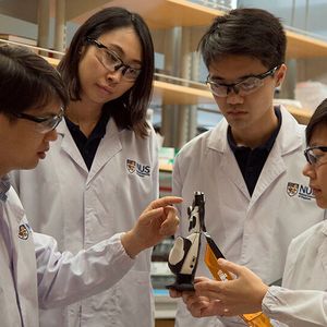 Benjamin Tee (links) und sein Team haben die neue E-Haut an einer Roboterhand erprobt.(Bild:  NUS National University of Singapore)