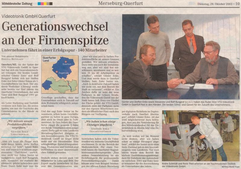 Ein Blick ins Archiv: Alte Zeitungsausschnitte dokumentieren die Entwicklung von VTQ und zeigen, wie das Unternehmen über die Jahre in der regionalen und fachlichen Öffentlichkeit wahrgenommen wurde. Die Sammlung macht sichtbar, dass Unternehmensgeschichte nicht nur aus Produkten, Kennzahlen und Meilensteinen besteht, sondern auch aus vielen kleinen Momentaufnahmen. (Bild: VTQ Videotronik GmbH)