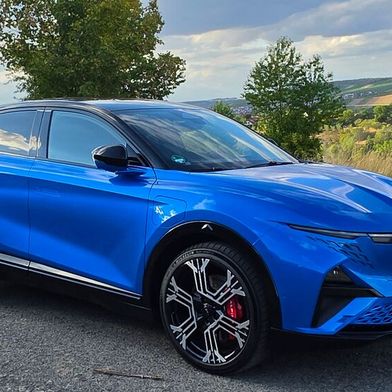 Der Alpine A390 ist ein exklusives, vollelektrisches Sport-Fastback, das preislich bei 67.500 Euro startet. (Bild: Mauritz – VCG)