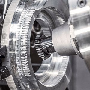Das Bild zeigt eine beispielhafte Bearbeitung einer Innenverzahnung für Planetengetriebe, die auch bei Elektrofahrzeugen zum Einsatz kommen. 