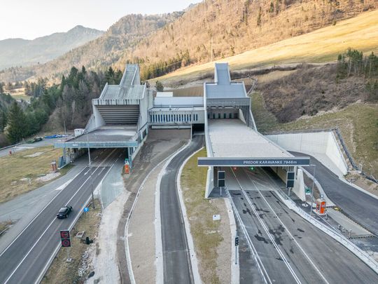 Die Modernisierung des Karawankentunnels soll bis 2029 abgeschlossen sein und künftig für staufreien Reiseverkehr sorgen.(Bild:  Rudi Froese / STRABAG)