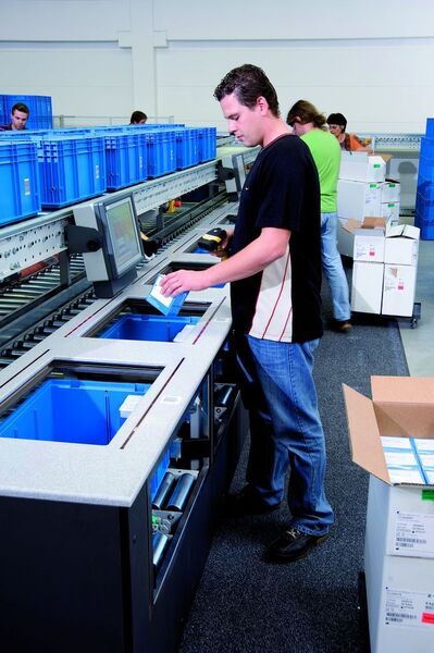 Im Wareneingang werden pro Tag 24 000 Teile von 80 Mitarbeitern bearbeitet. Im ZIL-Logistikzentrum sind rund 1,5 Mio. Teile vorrätig verfügbar. Bild: Dematic (Archiv: Vogel Business Media)